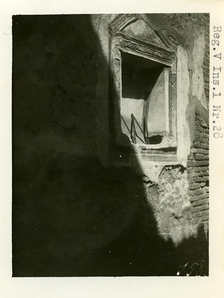 V.1.28 Pompeii. Pre-1937-39. North wall of fauces and niche.
Photo courtesy of American Academy in Rome, Photographic Archive. Warsher collection no. 958.
