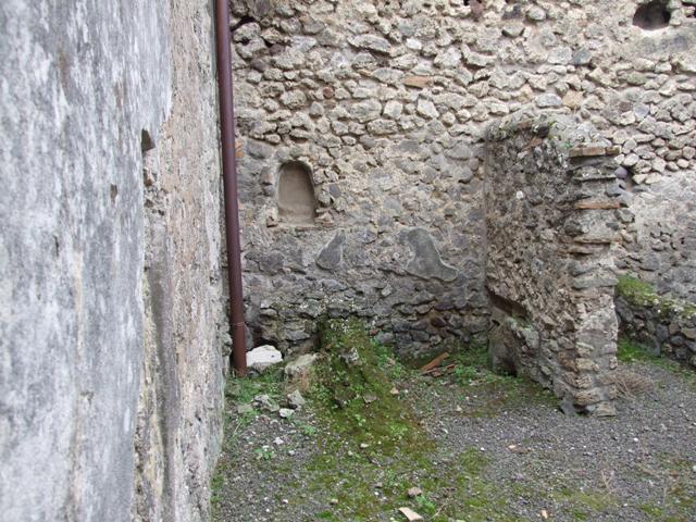 V.2.1 Pompeii.  March 2009. Room 11, Latrine.