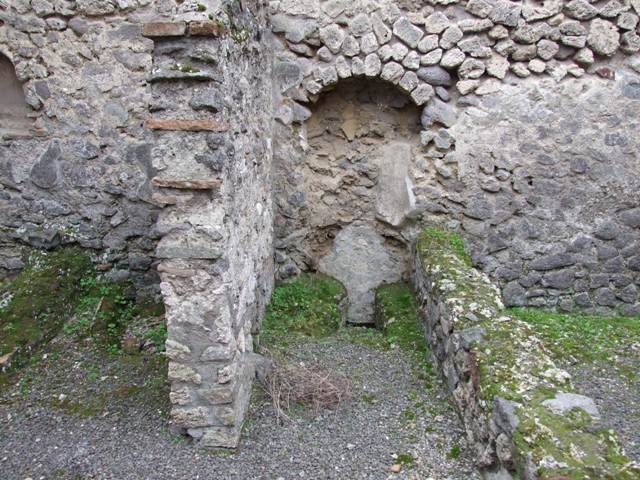 V.2.1 Pompeii.  May 2005.  Room 14, Garden area.