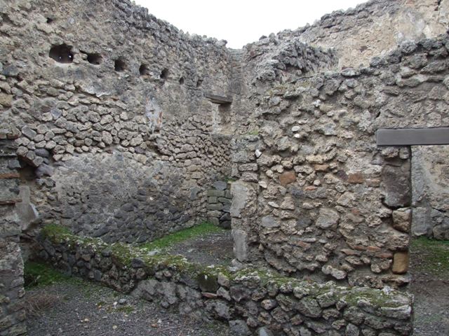 V.2.1 Pompeii.  March 2009.  Room 15,  West wall and doorway to Tablinum.