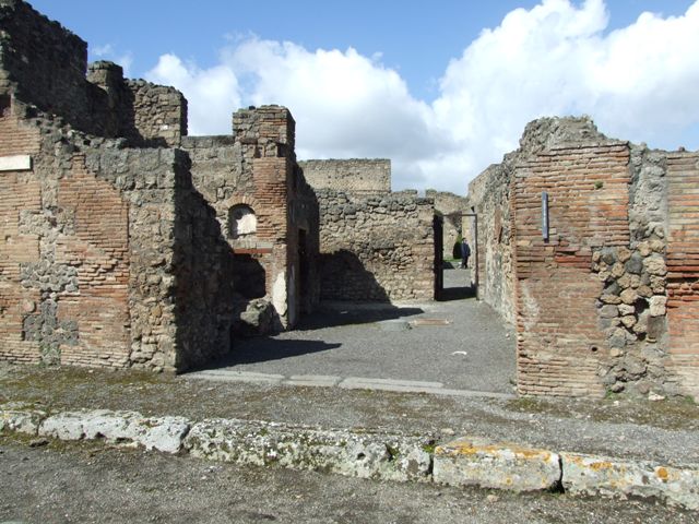 V.2.1 Pompeii. March 2009. Room 1, looking north across atrium and site of impluvium.