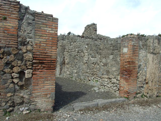 V.2.2 Pompeii. May 2005. Entrance. Looking north.