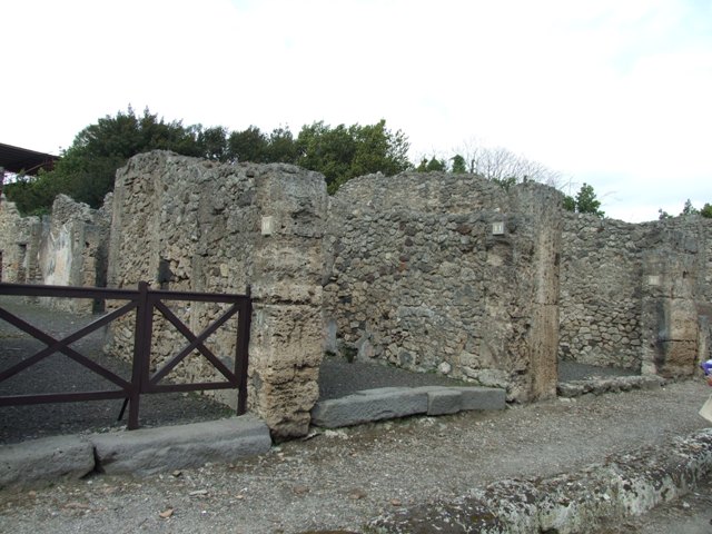 V.2.11 Pompeii. March 2009. East wall.