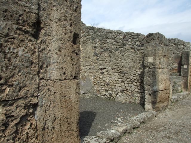 V.2.12 Pompeii. May 2005. Entrance, looking north.