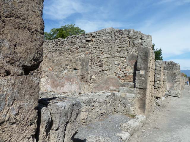 V.2.13 Pompeii,  March 2009. Looking north across thermopolium.

 
