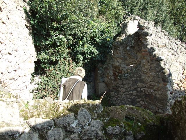 V.2.15 or un-numbered house? Pompeii. December 2007.
Room 11c. Peristyle with stone puteal.