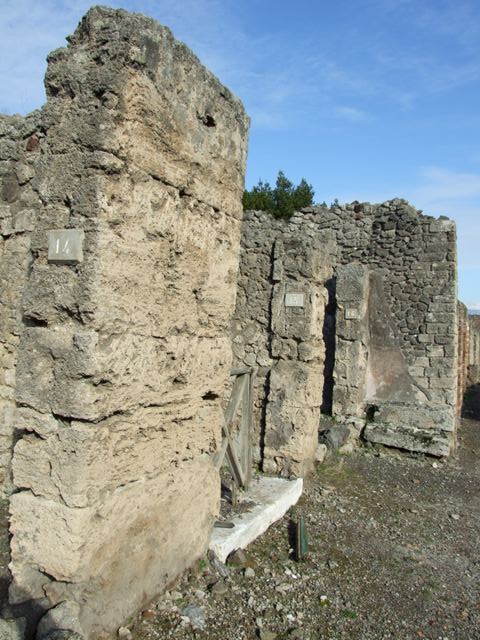 V.2.15 Pompeii. May 2005. Atrium looking south to entrance with doorway to V.2.16 to left of entrance.