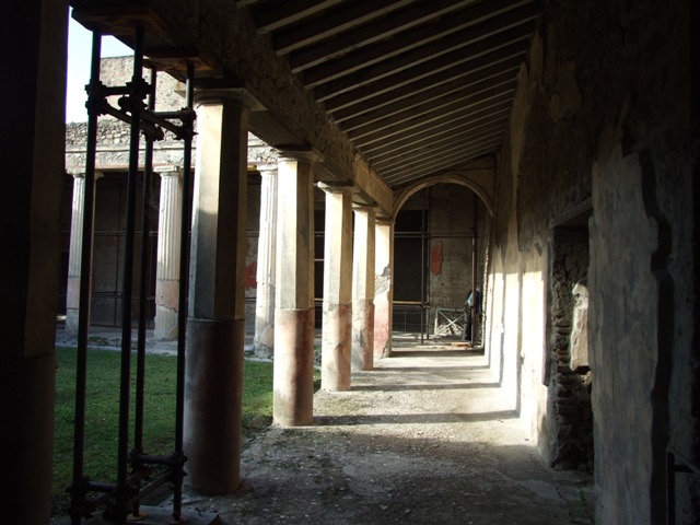 V.2.i Pompeii. December 2007. Room 23, painted masks on south side of Rhodian peristyle.