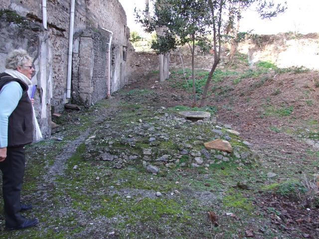 V.7 Pompeii.  March 2009.   Vicolo delle Nozze d�Argento looking east.    V.2
