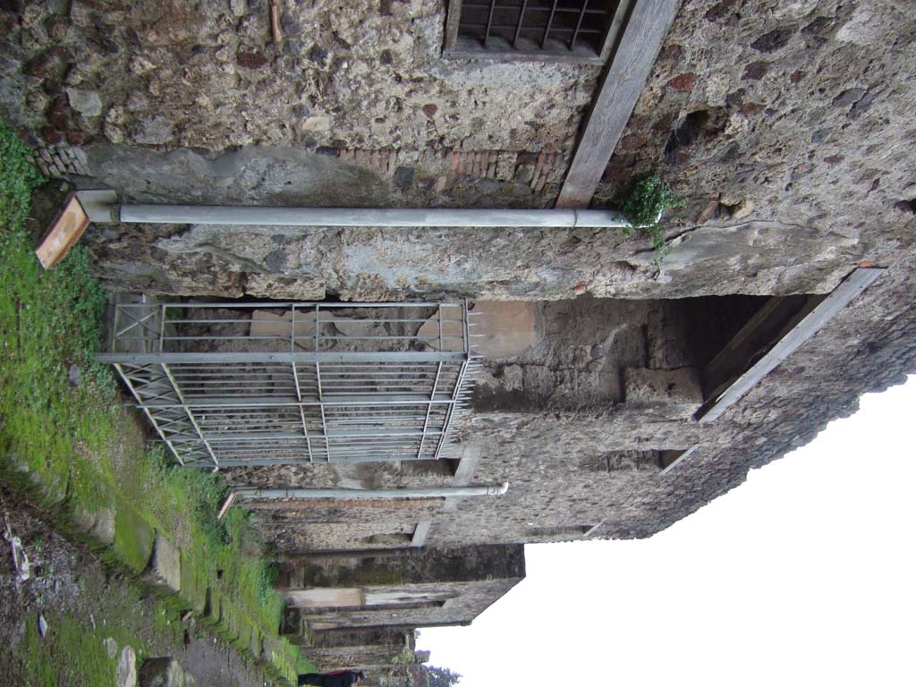V.2.i Pompeii. May 2005. Entrance and Compluvium.