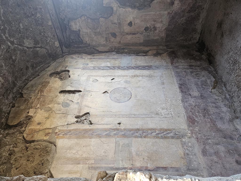 V.2.i Pompeii. March 2009.  Room 2b,  Doorway into small recess or cupboard under staircase in Room 2c.