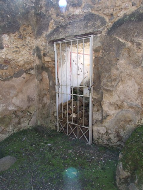 V.2.i Pompeii. March 2009.  Room 13, Latrine.  South wall.