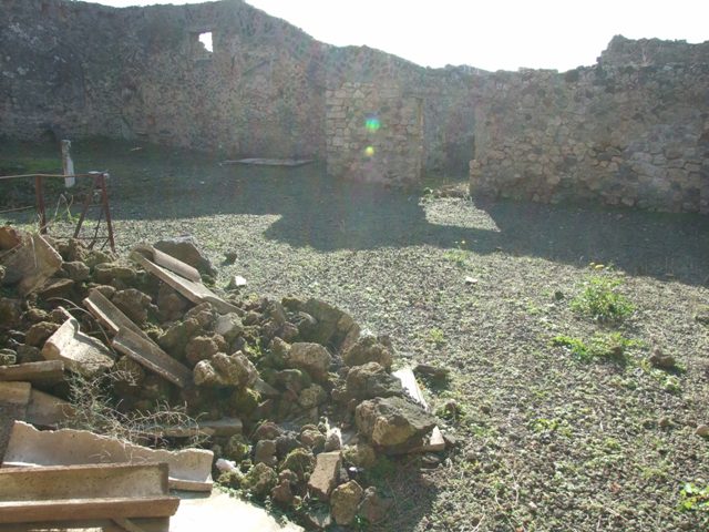 V.2.i Pompeii.  December 2007.  Room 12. Garden area.  Looking north east across pool.  A jet of water used to fall into the pool from the white marble stand.
