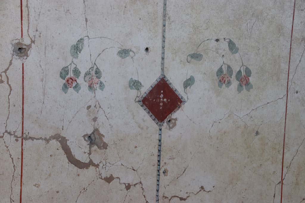 V.2.Pompeii. Casa di Orione. September 2021. Room A13, detail of floral decoration from east wall of south ala. Photo courtesy of Klaus Heese.