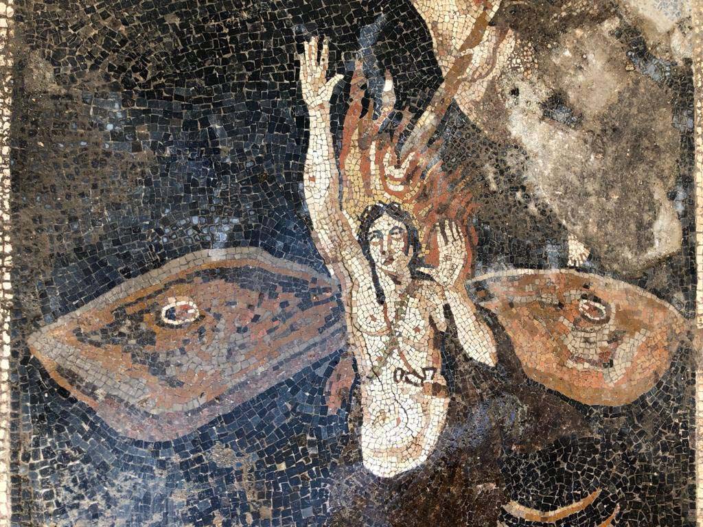 V.2.15 Pompeii. October 2018. Room A13 on south side of atrium. Central part of mosaic floor with figure of Orion with wings to show his transformation.
Photograph © Parco Archeologico di Pompei.
