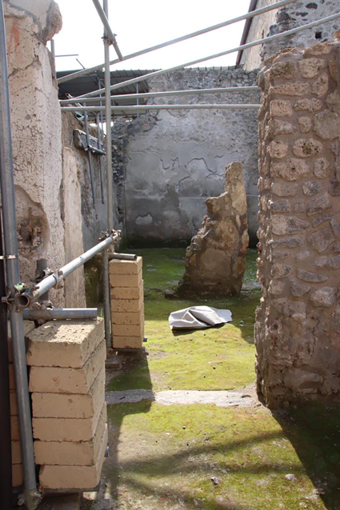V.2.Pompeii. Casa di Orione. October 2022. 
Doorway from Vicolo dei Balconi into room A14, looking west. Photo courtesy of Klaus Heese.
