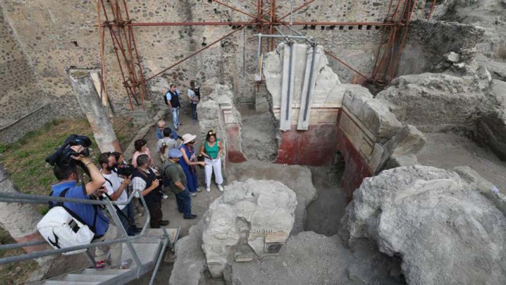 V.2.15 Pompeii. August 2018. Room A18, ala on the north side of the atrium, is on the right.
Room A10, cubiculum is behind room A6 (centre) and peristyle A19 (left). 
Photograph © Parco Archeologico di Pompei.
