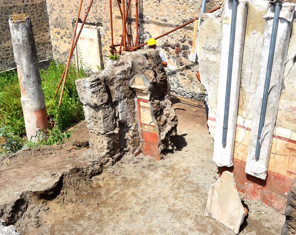 V.2.Pompeii. Casa di Orione. May 2018. Room A6, looking towards portico A19 and garden with uncovered lararium painting. 
Photograph © Parco Archeologico di Pompei.


