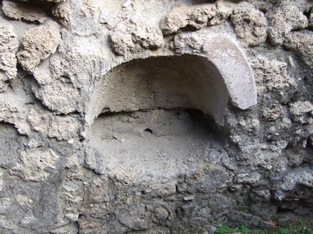 V.2 Pompeii. Casa di Orione. December 2007. Room 11d, arched niche below rectangular niche.
This is the arched niche as described by Boyce above, which may have contained a type of terracotta wash-basin.
