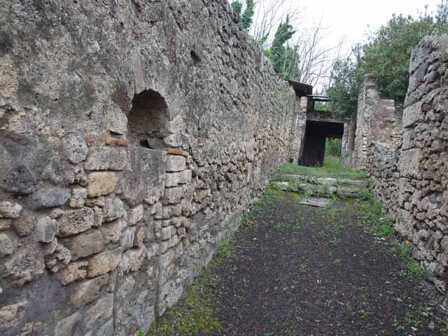 V.3.4 Pompeii. March 2009. Room on west side of portico, with small joining door to another room.