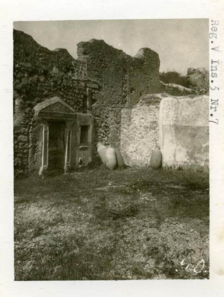 V.3.7 Pompeii. pre-1937-39. Looking towards the north-west corner of the garden area.
Photo courtesy of American Academy in Rome, Photographic Archive. 
Warsher collection no. 960a.
According to PPM, the walls of the garden area had a rustic appearance with a high zoccolo of cocciopesto, above which was a coarse area.
In the N-O corner (north-west) of the garden, as a result of an old photo by Tatiana Warscher, amphorae could be seen.
According to PPP, the Warscher photo was taken from the south-east side of the garden, looking towards the north-west corner, showing the amphorae.
See Bragantini, de Vos, Badoni, 1983. Pitture e Pavimenti di Pompei, Parte 2. Rome: ICCD., 
(p.74, numbered 503070601, referenced Warscher MD, p.88, fig.1. DAIR S.N.)

