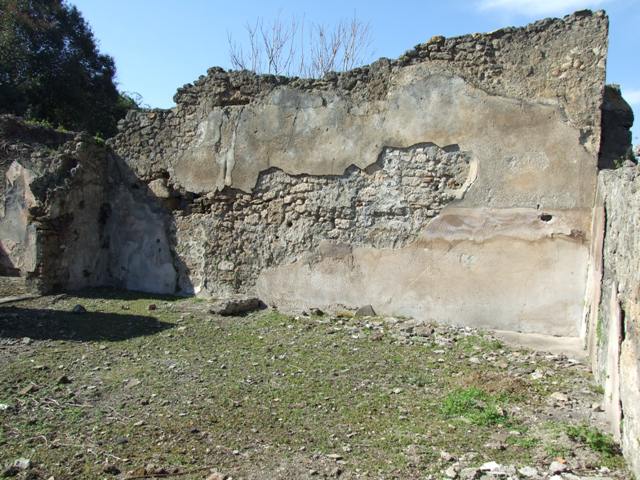 V.3.10 Pompeii. March 2009. Looking north along east side of atrium from entrance doorway.