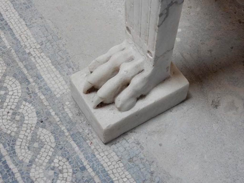V.4.a Pompeii. May 2015. Detail of claw foot of marble table leg. Photo courtesy of Buzz Ferebee.
