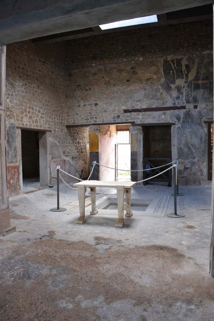 V.4.a Pompeii. March 2018. Room ‘b’, looking west across atrium, from tablinum.
Foto Annette Haug, ERC Grant 681269 DÉCOR.
