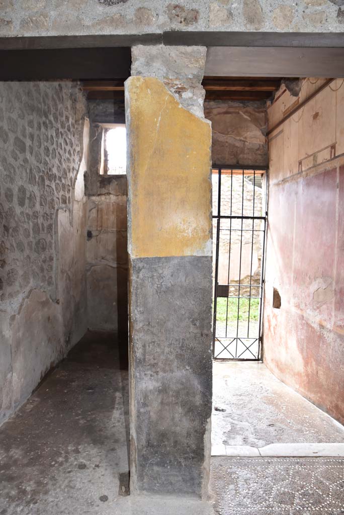 V.4.a Pompeii. March 2018. 
Room ‘b’, wall on west side of atrium between room ‘d’, on left, and entrance corridor/fauces, on right.  
Foto Annette Haug, ERC Grant 681269 DÉCOR.
