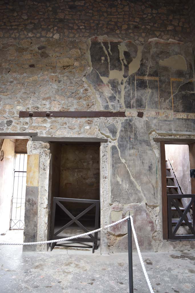 V.4.a Pompeii. March 2018. 
Room ‘b’, west wall of atrium in north-west corner, with doorway to room ‘c’, centre left, and room ‘e’, on right. 
Foto Annette Haug, ERC Grant 681269 DÉCOR.
