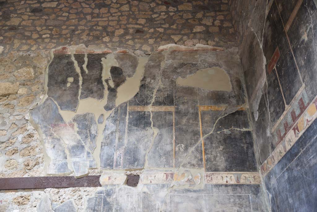 V.4.a Pompeii. March 2018. Room ‘b’, painted decoration on upper north-west corner of atrium above doorway to room ‘e’.  
Foto Annette Haug, ERC Grant 681269 DÉCOR.
