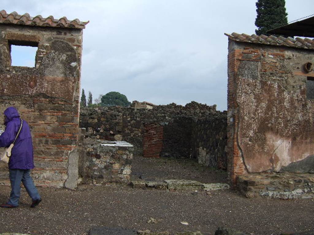 VI.1.5 Pompeii. December 2005. Entrance doorway, looking east.