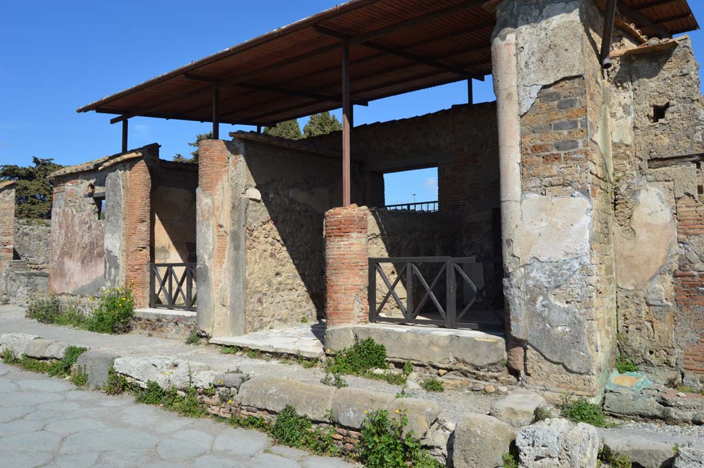 VI.1.7 Pompeii, in centre. March 2019. Looking towards entrance doorways, with VI.1.6, on left, to VI.1.8, centre right.
Foto Taylor Lauritsen, ERC Grant 681269 DÉCOR.
