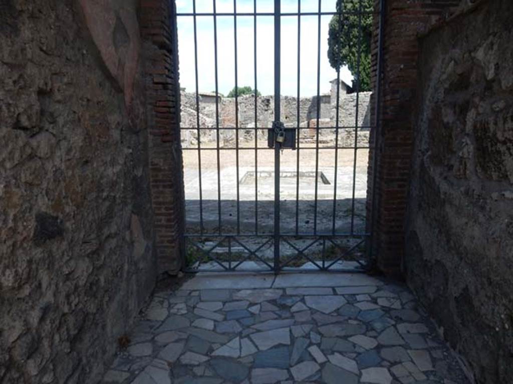 VI.1.7 Pompeii. May 2017. Looking east from entrance corridor into atrium. Photo courtesy of Buzz Ferebee.

