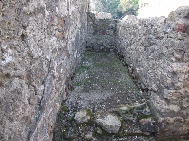 VI.1.10 Casa del Chirurgo or House of the Surgeon.  Corridor to west of kitchen.