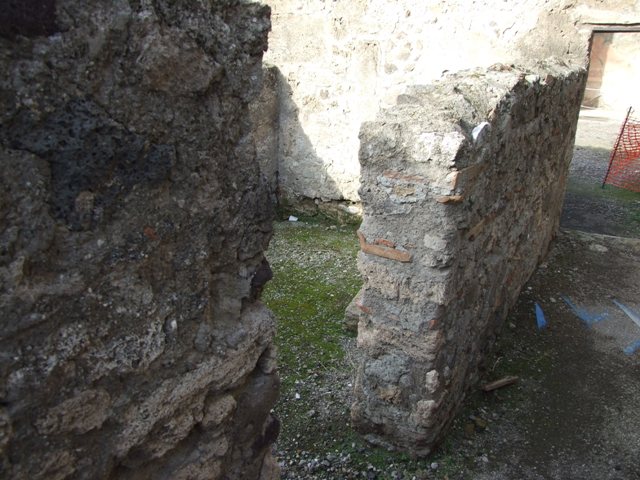 VI.1.10 Casa del Chirurgo or House of the Surgeon.  East wall of room 14 with recess.