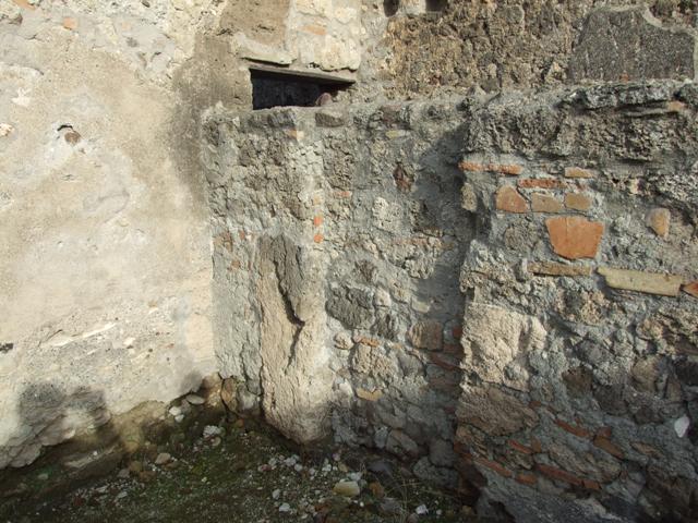 VI.1.10 Casa del Chirurgo or House of the Surgeon.  Room 15.  Looking across Ala to recess with remains of plaster and to corridor doorway on south side of atrium.
