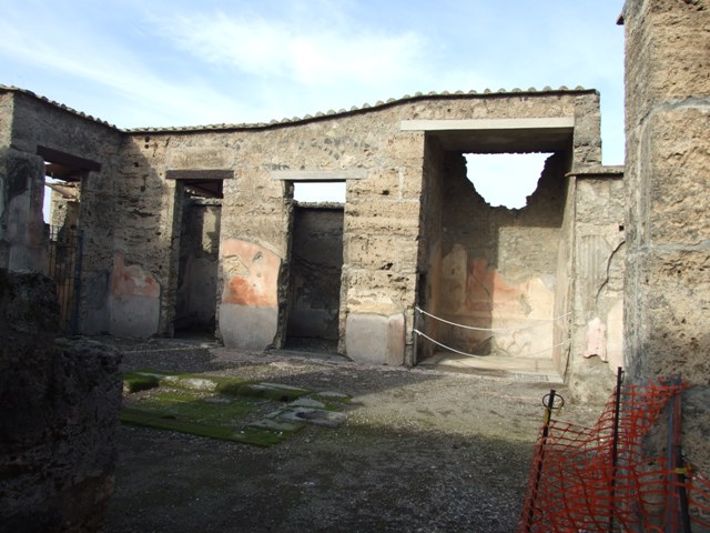 VI.1.10 Pompeii. December 2007. Doorway to room 16, large room on south side of tablinum.