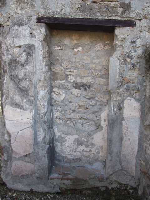 VI.1.10 Pompeii. December 2007. Doorway to room 17, cubiculum on south side of atrium.