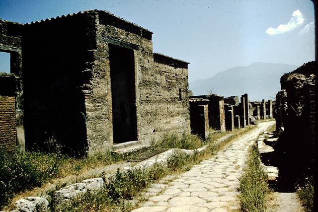 VI.1.10 Pompeii. September 2004. Looking east across room 1, the atrium.