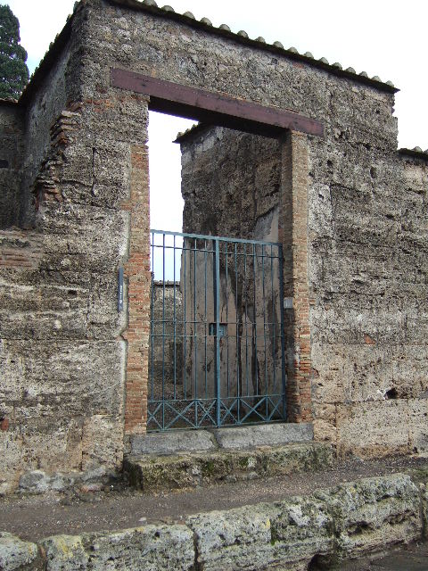 VI.1.10 Casa del Chirurgo or House of the Surgeon.  View across Room 1, atrium.