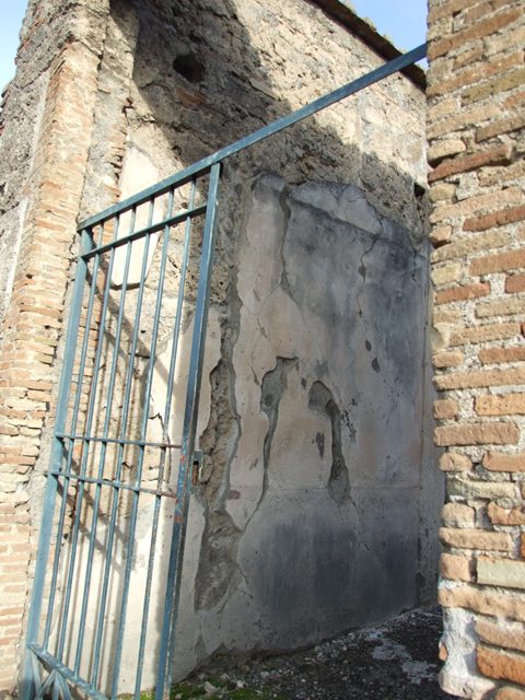 VI.1.10 Casa del Chirurgo or House of the Surgeon.  Looking into room 2.  Cubiculum on north side of atrium.