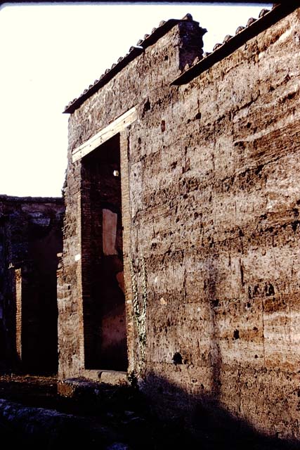VI.1.10 Casa del Chirurgo or House of the Surgeon.  Room 2.  Cubiculum on north side of atrium.