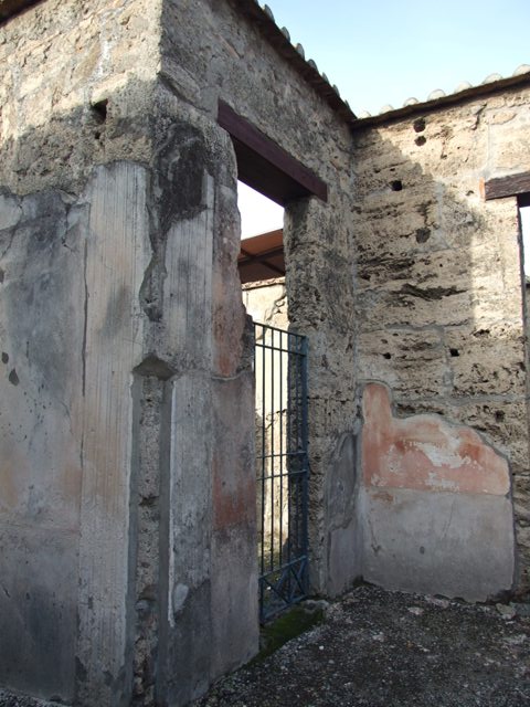 VI.1.10 Casa del Chirurgo or House of the Surgeon.  Room 5.  Room on north side of Tablinum.