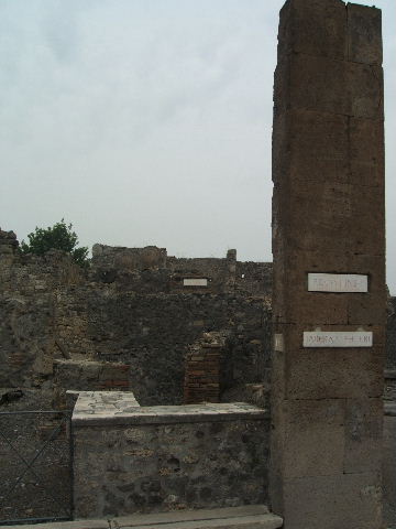 VI.1.18 Pompeii.  May 2010. Fusorium or cistern.
