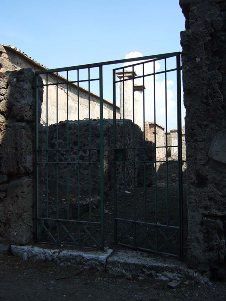 VI.2.15 Pompeii. September 2005. Entrance doorway, looking east.
Possibly found on a wall near here, and reported 13th December 1787 (PAH I, 2, 40) was a graffito painted in red –   
M(arcum) Pupium aed(ilem)    [CIL IV 142]
See Pagano, M. and Prisciandaro, R., 2006. Studio sulle provenienze degli oggetti rinvenuti negli scavi borbonici del regno di Napoli. Naples: Nicola Longobardi, p.84.
