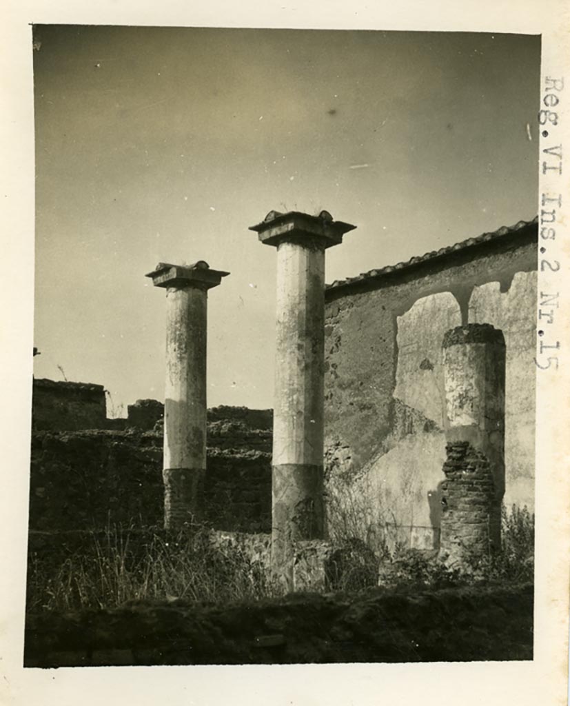 VI.2.22/15 Pompeii. Pre-1937-39. Looking towards the north-west side of the pseudo-peristyle
Photo courtesy of American Academy in Rome, Photographic Archive. Warsher collection no. 1196.

