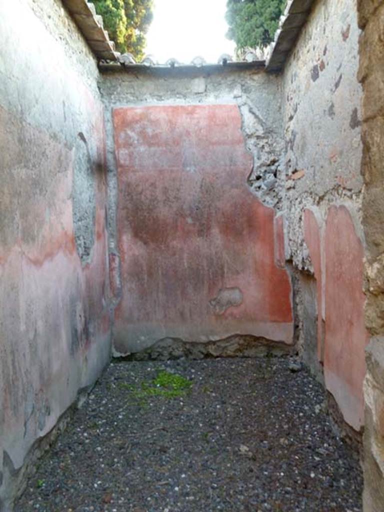 VI.2.22 Pompeii. May 2011. Looking west into cubiculum on the north side of the triclinium, accessed from the west portico.  

