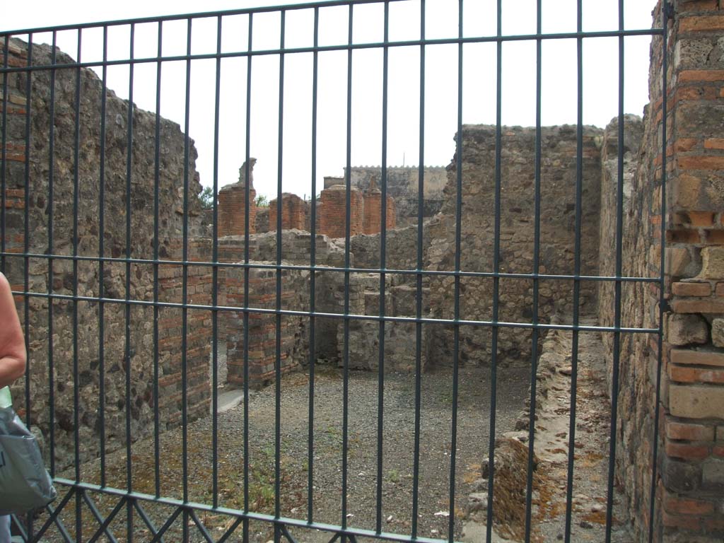VI.3.28 Pompeii. May 2005. Entrance, looking west.