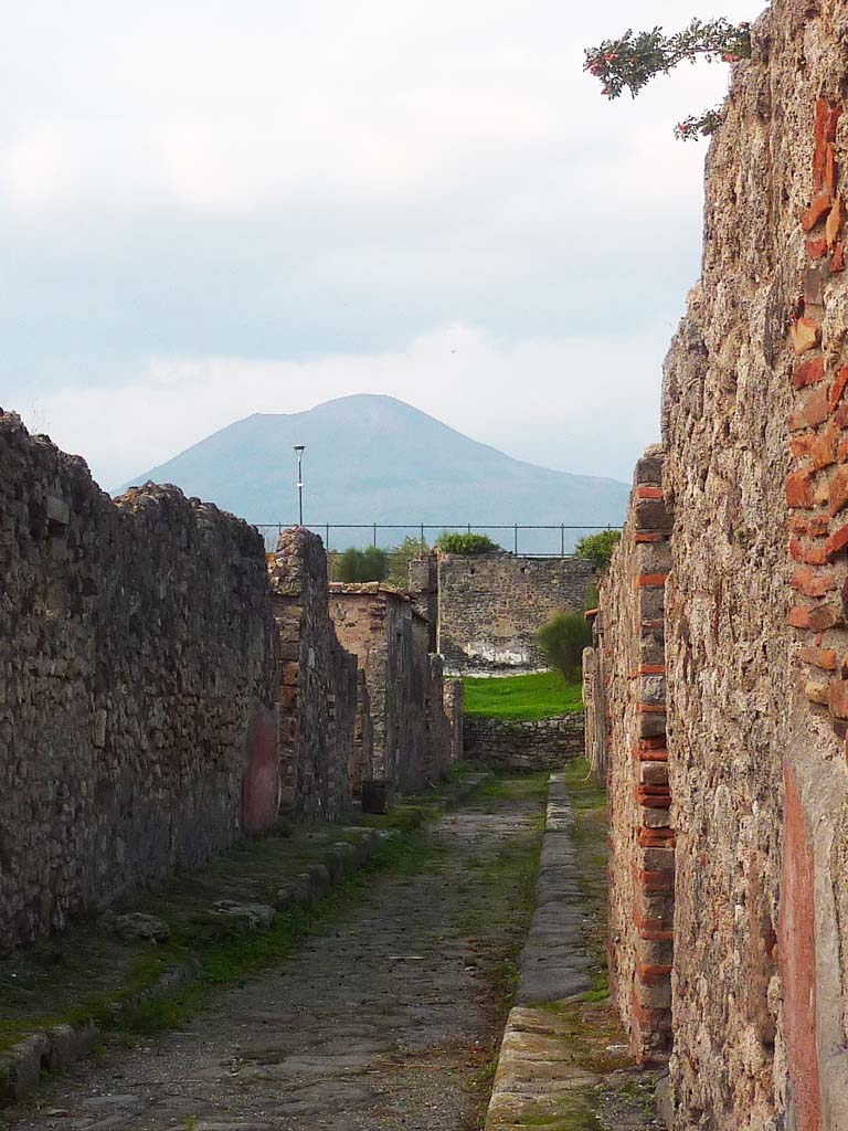VI.5.8 and 9 Pompeii, on right. November 2021. 
Looking north in Vicolo di Modesto, between VI.2 and VI.5. Photo courtesy of Hélène Dessales.


